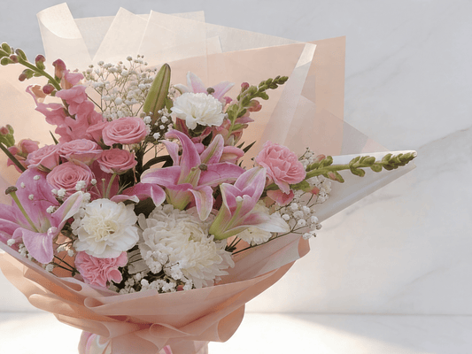Fresh roses next to artificial blooms — Boutique de Fleurs Lahore