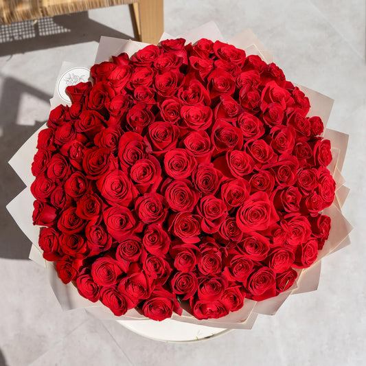 Bouquet of 100 fresh red roses for luxury flower delivery in Lahore