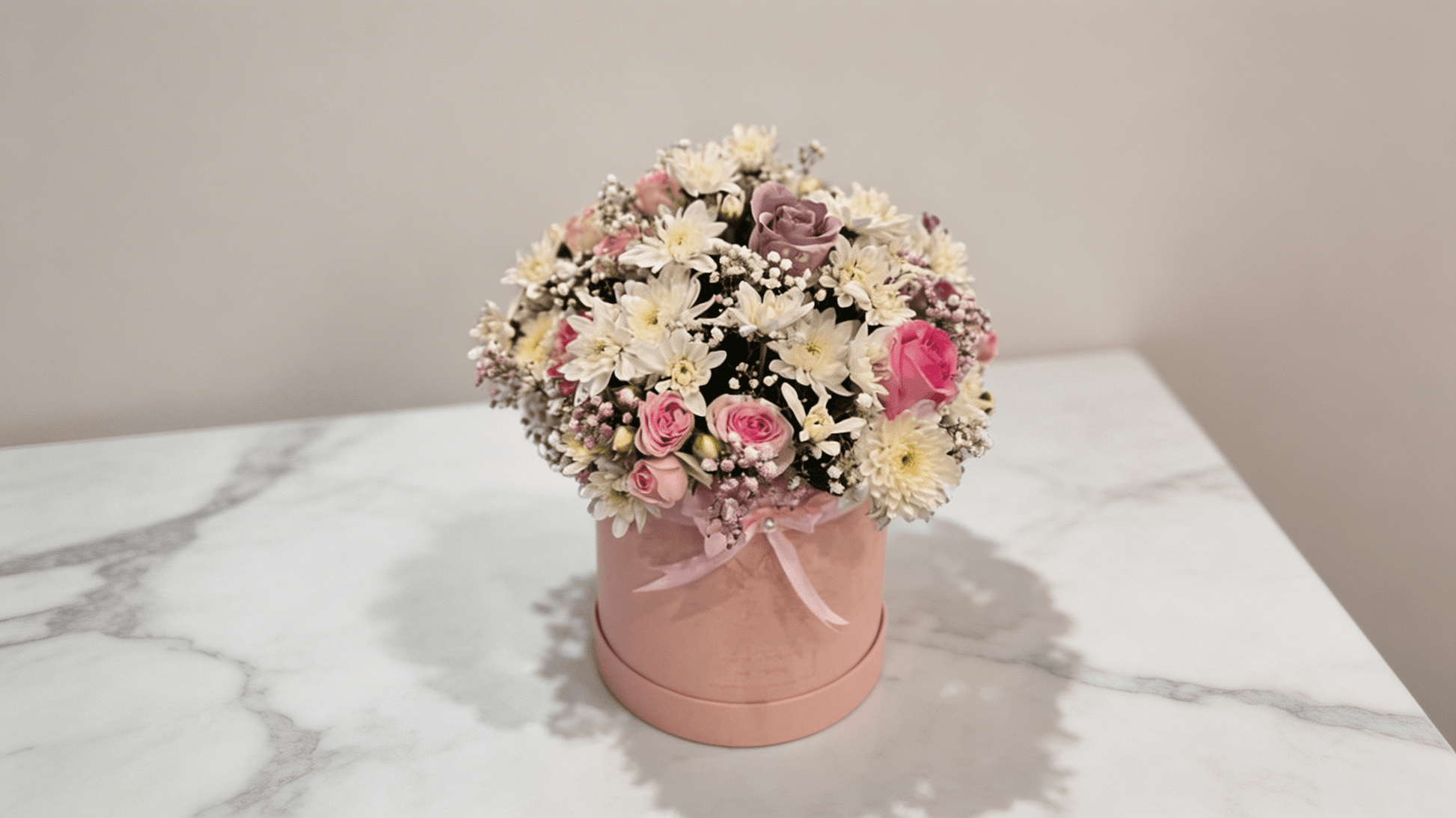 Pink Rose Luxe Hatbox – Soft Pink Roses White Roses & Chrysanthemums in Hatbox | Boutique de Fleurs Lahore Pakistan