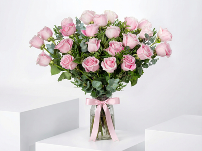 Elegant pink rose vase arrangement – premium flower delivery in Lahore