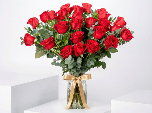 Elegant red rose vase arrangement – premium flower delivery in Lahore